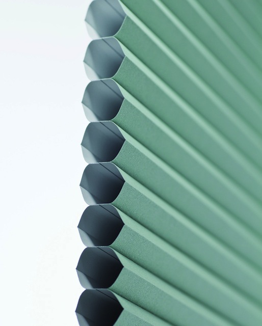 オフィスの窓にも彩りを。最新ブラインドはデザインも機能も凄い